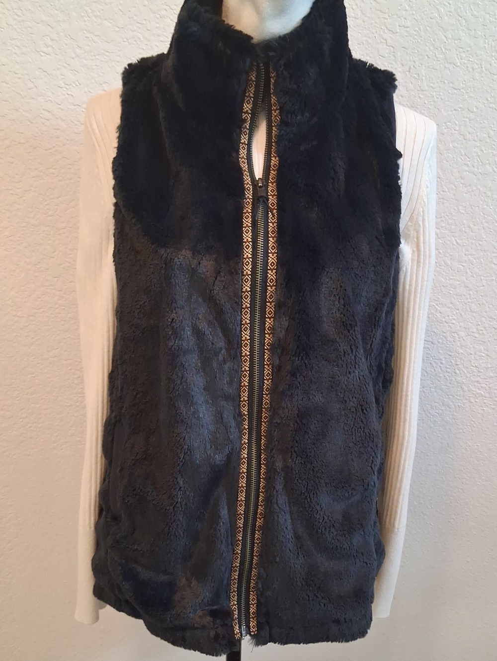 Aventura Women's Black Faux Fur Beige Tapestry Zip-Front Vest. (M)